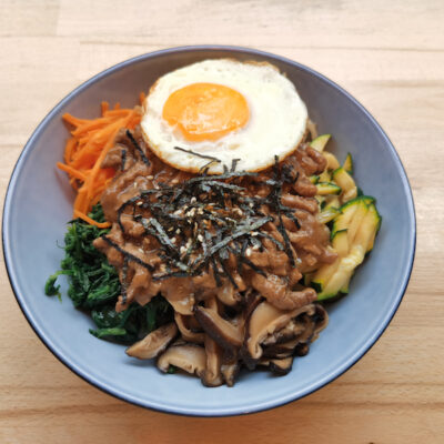 Bibimbap: Le bol est à la base du Riz composé avec 5 légumes, un plat au choix et un oeuf.